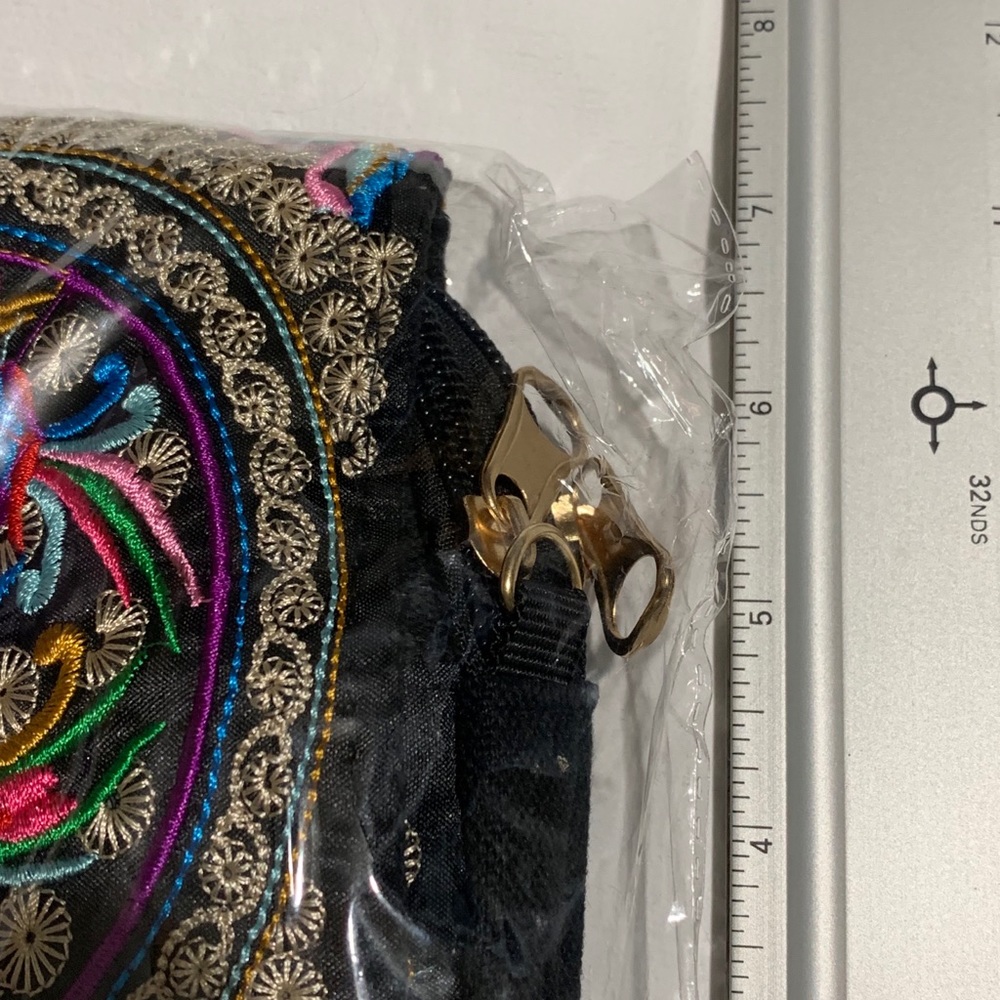 💥SOLD IN STORE LOCATION💥LAST ONE! -Small Embroidered Cross Body Boho Phone Bag - Picture 5 of 9